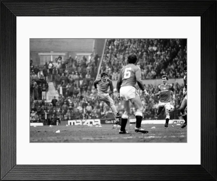 Framed Print : Manchester United v. Sunderland. April 1985 MF21-03-028 The final score was a two all