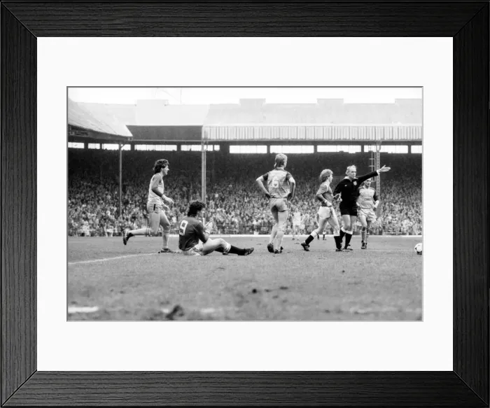 Framed Print : Manchester United v. Sunderland. April 1985 MF21-03-005 The final score was a two all Framed Print : Manchester United v. Sunderland. April 1985 MF21-03-005 The final score was a two all