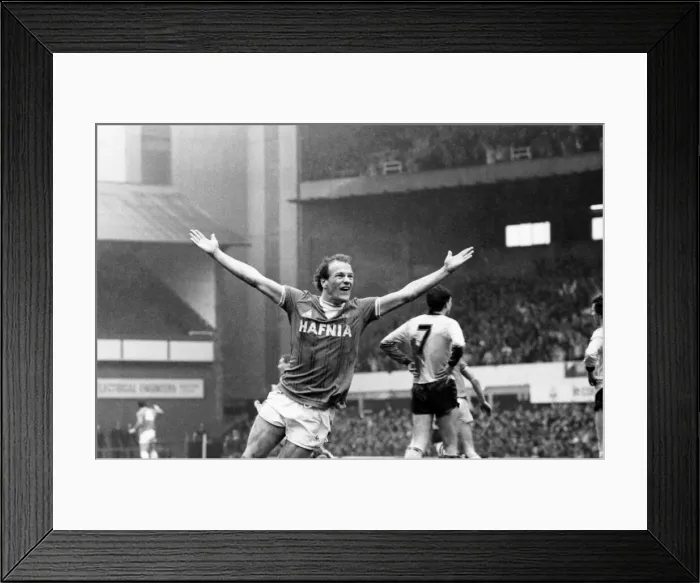 Framed Print : Everton v. Arsenal. March 1985 MF20-13-039 The final score was a two nil victory Framed Print : Everton v. Arsenal. March 1985 MF20-13-039 The final score was a two nil victory
