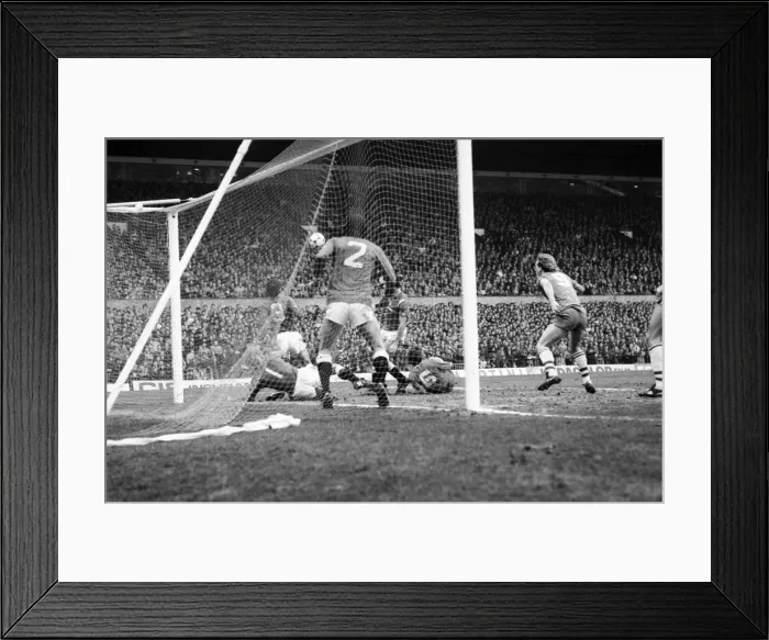 Framed Print : Manchester United v. Everton. March 1985 MF20-09-012 The final score was a one all