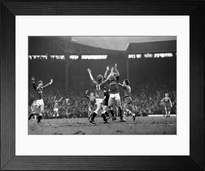 Framed Print : Manchester United v. Everton. March 1985 MF20-09-097 The final score was a one all Framed Print : Manchester United v. Everton. March 1985 MF20-09-097 The final score was a one all
