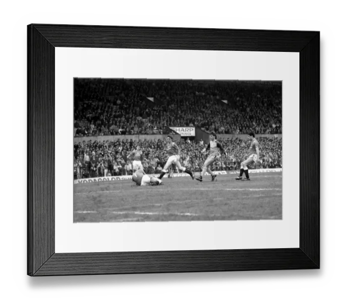 Framed Print : Manchester United v. Sunderland. April 1985 MF21-03-004 The final score was a two