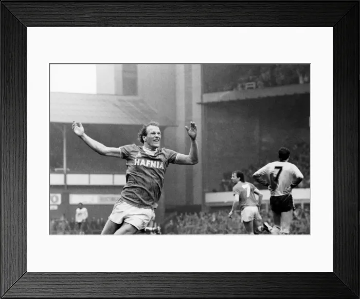 Framed Print : Everton v. Arsenal. March 1985 MF20-13-040 The final score was a two nil victory Framed Print : Everton v. Arsenal. March 1985 MF20-13-040 The final score was a two nil victory