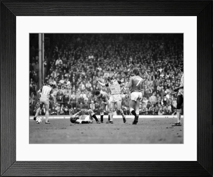 Framed Print : Manchester United v. Sunderland. April 1985 MF21-03-021 The final score was a two Framed Print : Manchester United v. Sunderland. April 1985 MF21-03-021 The final score was a two