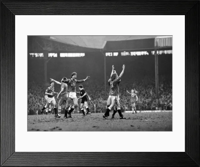 Framed Print : Manchester United v. Everton. March 1985 MF20-09-093 The final score was a one all