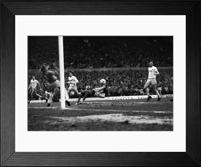 Framed Print : Manchester United v. Aston Villa. March 1985 MF20-12-049 The final score was a