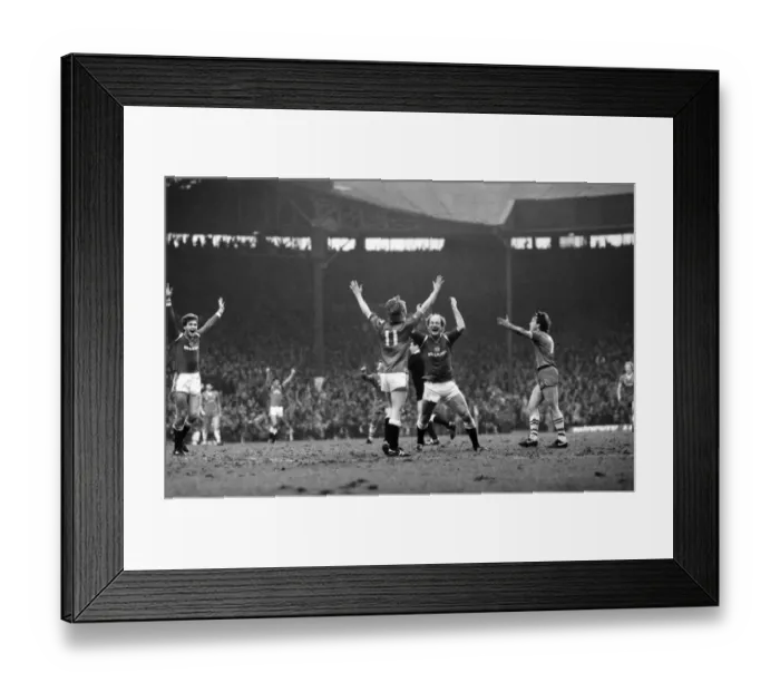 Framed Print : Manchester United v. Everton. March 1985 MF20-09-107 The final score was a one all Framed Print : Manchester United v. Everton. March 1985 MF20-09-107 The final score was a one all
