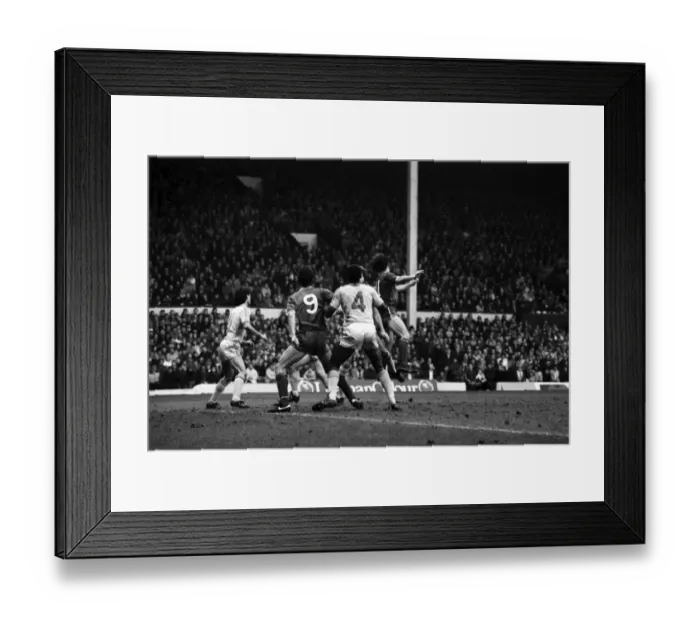 Framed Print : Manchester United v. Everton. March 1985 MF20-09-116 The final score was a one all Framed Print : Manchester United v. Everton. March 1985 MF20-09-116 The final score was a one all