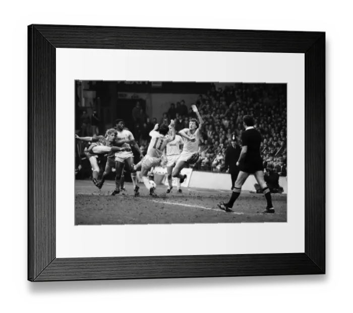 Framed Print : Manchester United v. Everton. March 1985 MF20-09-071 The final score was a one all Framed Print : Manchester United v. Everton. March 1985 MF20-09-071 The final score was a one all