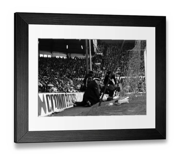 Framed Print : Liverpool v. Everton. October 1984 MF18-04-100 The final score was a one nil Framed Print : Liverpool v. Everton. October 1984 MF18-04-100 The final score was a one nil