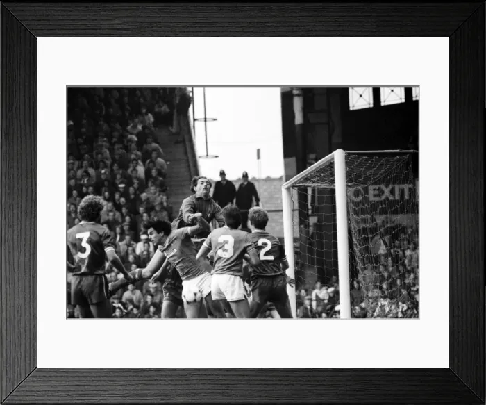 Framed Print : Liverpool v. Everton. October 1984 MF18-04-092 The final score was a one nil Framed Print : Liverpool v. Everton. October 1984 MF18-04-092 The final score was a one nil