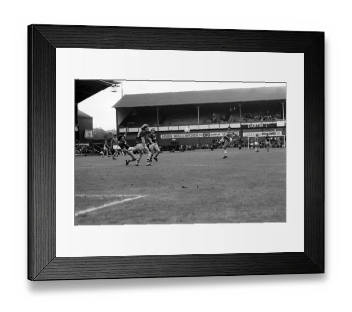 Framed Print : Everton v. Aston Villa. October 1984 MF18-01-049 The final score was a two one