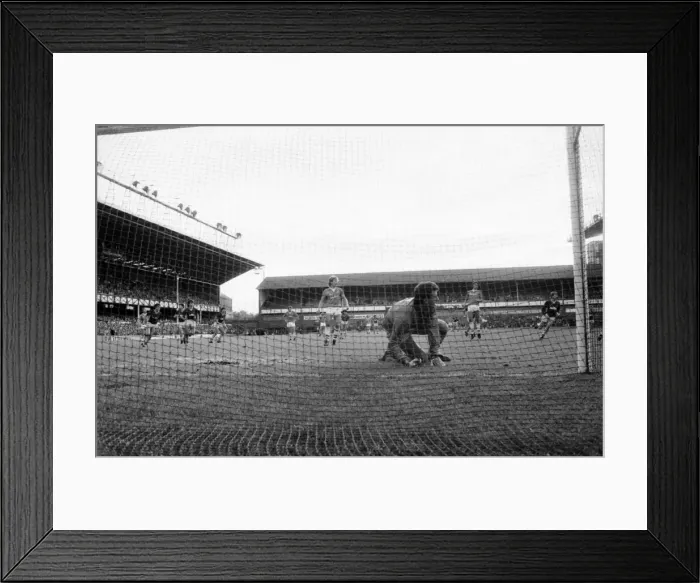 Framed Print : Everton v. Aston Villa. October 1984 MF18-01-045 The final score was a two one victory Framed Print : Everton v. Aston Villa. October 1984 MF18-01-045 The final score was a two one victory