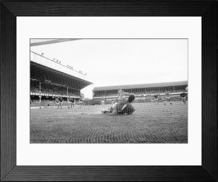 Framed Print : Everton v. Aston Villa. October 1984 MF18-01-044 The final score was a two one Framed Print : Everton v. Aston Villa. October 1984 MF18-01-044 The final score was a two one