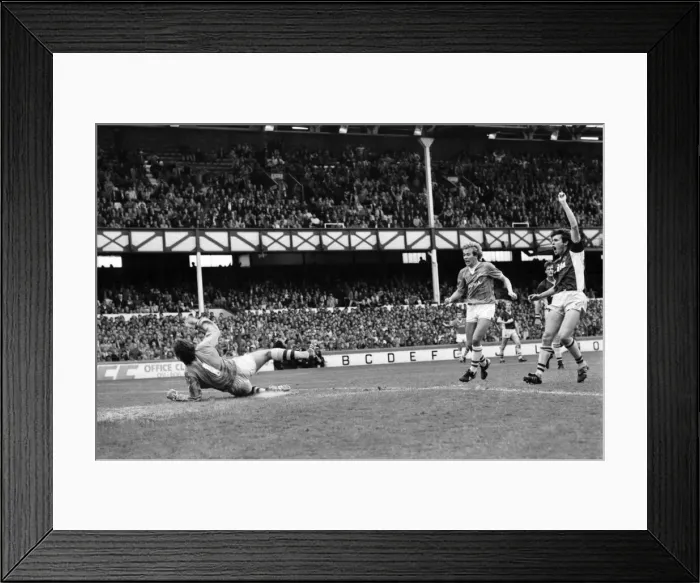 Framed Print : Everton v. Aston Villa. October 1984 MF18-01-040 The final score was a two one