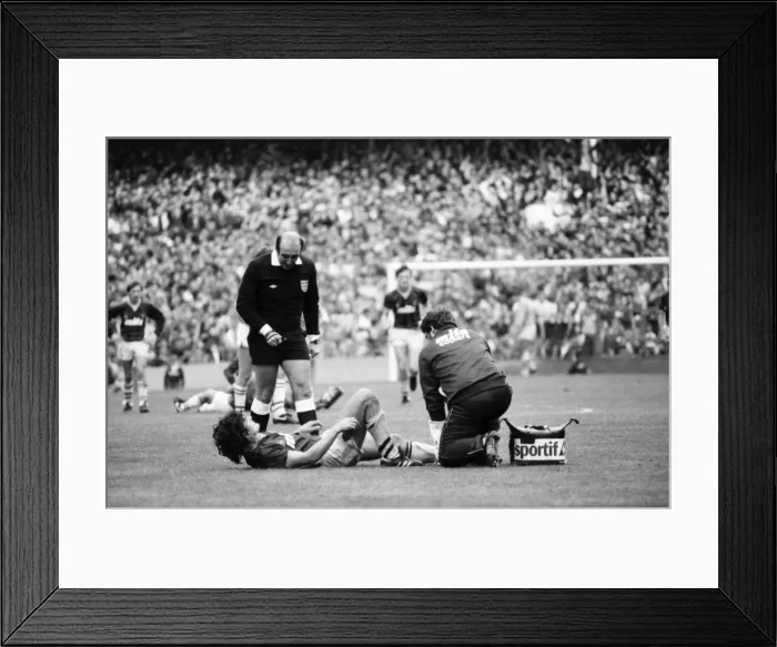 Framed Print : Everton v. Aston Villa. October 1984 MF18-01-004 The final score was a two one