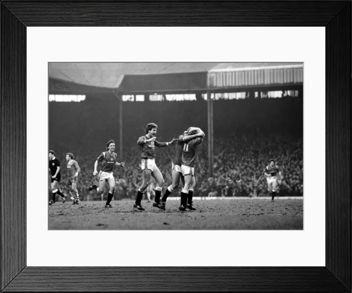 Framed Print : Manchester United v. Everton. March 1985 MF20-09-095 The final score was a one all Framed Print : Manchester United v. Everton. March 1985 MF20-09-095 The final score was a one all