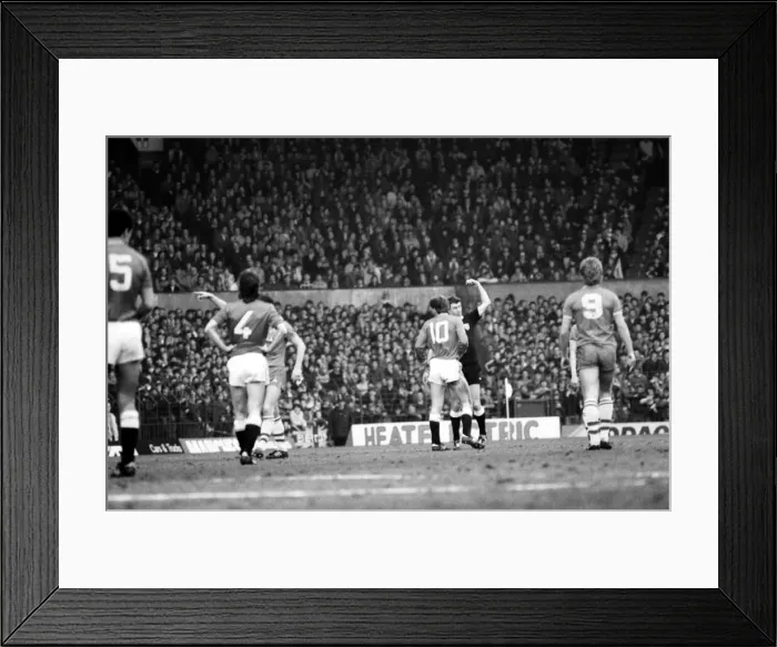 Framed Print : Manchester United v. Everton. March 1985 MF20-09-059 The final score was a one all Framed Print : Manchester United v. Everton. March 1985 MF20-09-059 The final score was a one all