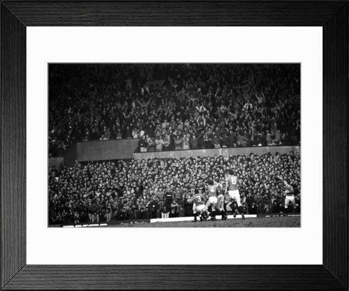 Framed Print : Manchester United v. Everton. March 1985 MF20-09-021 The final score was a one all Framed Print : Manchester United v. Everton. March 1985 MF20-09-021 The final score was a one all