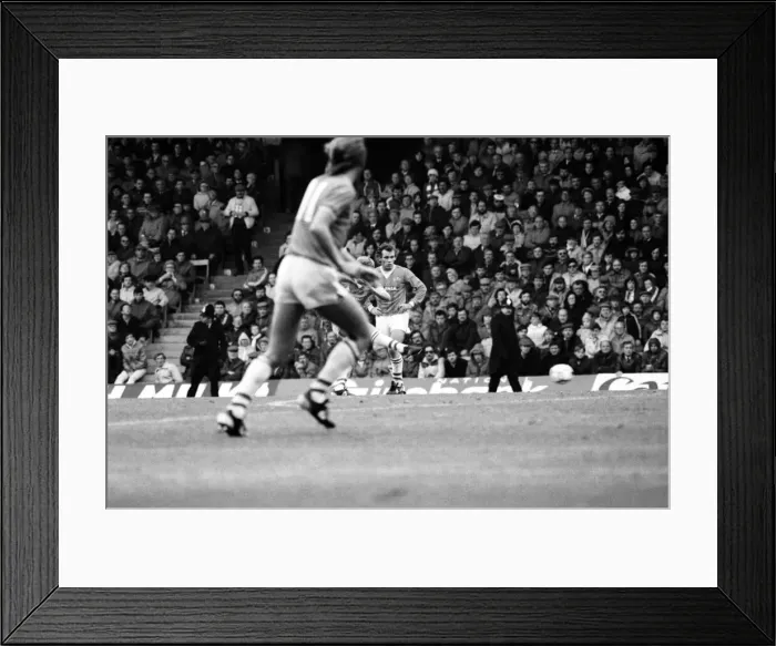 Framed Print : Liverpool v. Everton. October 1984 MF18-04-007 The final score was a one nil Framed Print : Liverpool v. Everton. October 1984 MF18-04-007 The final score was a one nil
