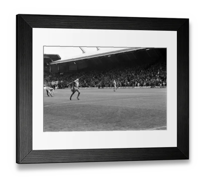 Framed Print : Liverpool v. Everton. October 1984 MF18-04-060 The final score was a one nil Framed Print : Liverpool v. Everton. October 1984 MF18-04-060 The final score was a one nil
