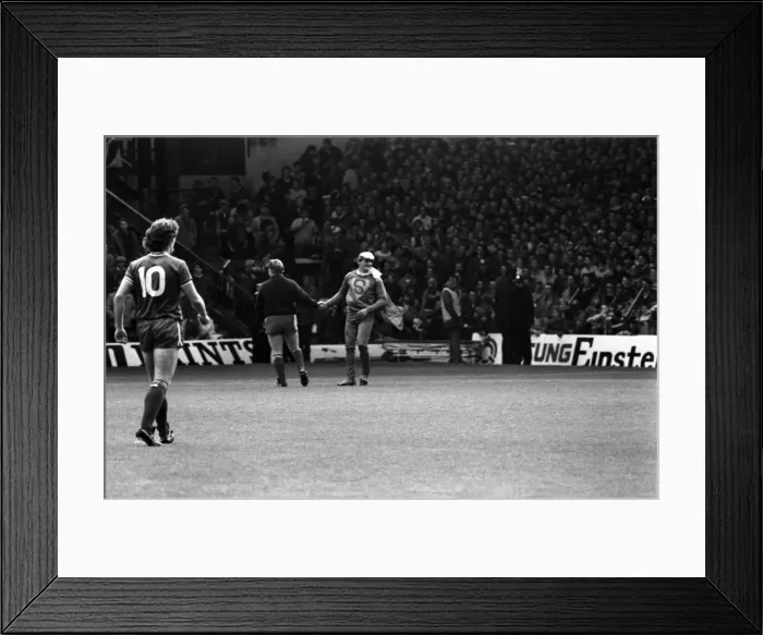 Framed Print : Liverpool v. Everton. October 1984 MF18-04-029 The final score was a one nil Framed Print : Liverpool v. Everton. October 1984 MF18-04-029 The final score was a one nil