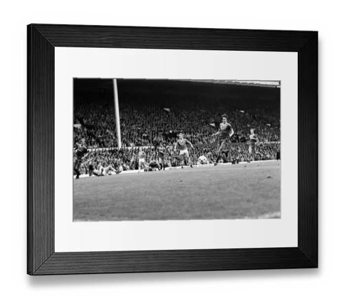 Framed Print : Liverpool v. Everton. October 1984 MF18-04-024 The final score was a one nil Framed Print : Liverpool v. Everton. October 1984 MF18-04-024 The final score was a one nil