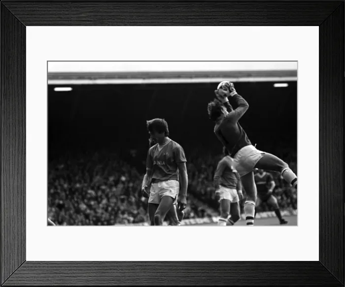 Framed Print : Liverpool v. Everton. October 1984 MF18-04-045 The final score was a one nil Framed Print : Liverpool v. Everton. October 1984 MF18-04-045 The final score was a one nil