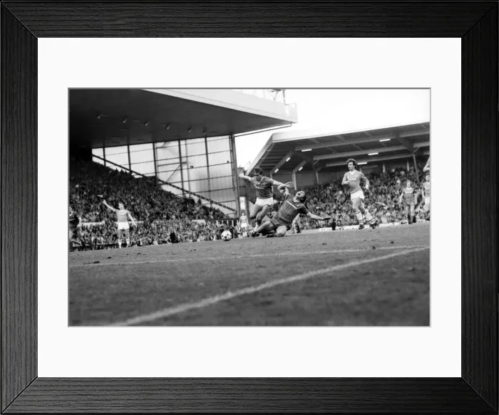 Framed Print : Liverpool v. Everton. October 1984 MF18-04-068 The final score was a one nil Framed Print : Liverpool v. Everton. October 1984 MF18-04-068 The final score was a one nil