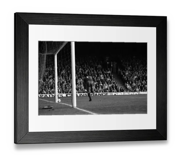 Framed Print : Liverpool v. Everton. October 1984 MF18-04-041 The final score was a one nil Framed Print : Liverpool v. Everton. October 1984 MF18-04-041 The final score was a one nil