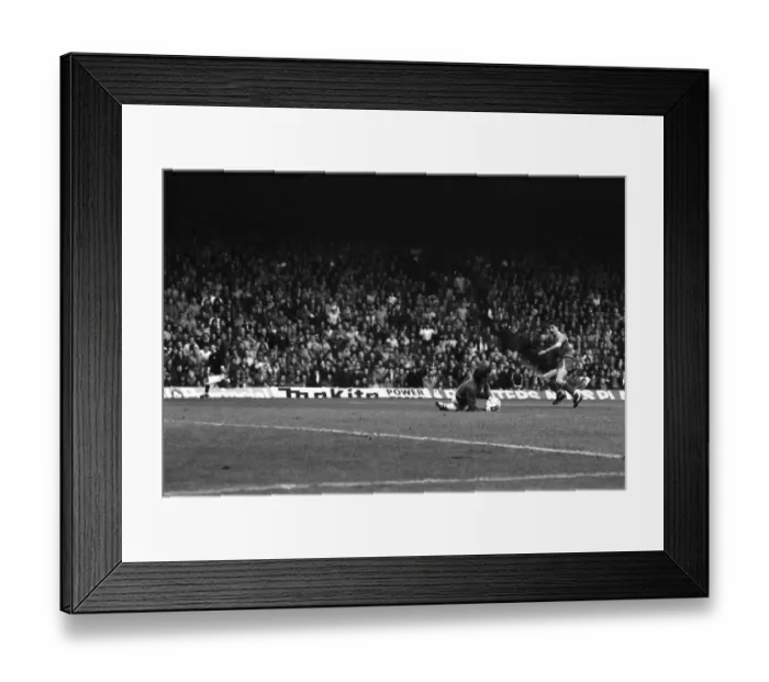 Framed Print : Liverpool v. Everton. October 1984 MF18-04-019 The final score was a one nil Framed Print : Liverpool v. Everton. October 1984 MF18-04-019 The final score was a one nil