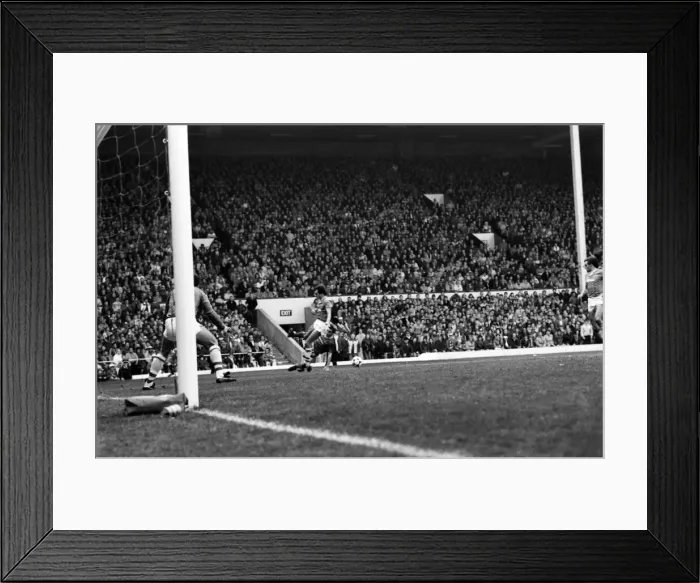 Framed Print : Liverpool v. Everton. October 1984 MF18-04-102 The final score was a one nil Framed Print : Liverpool v. Everton. October 1984 MF18-04-102 The final score was a one nil