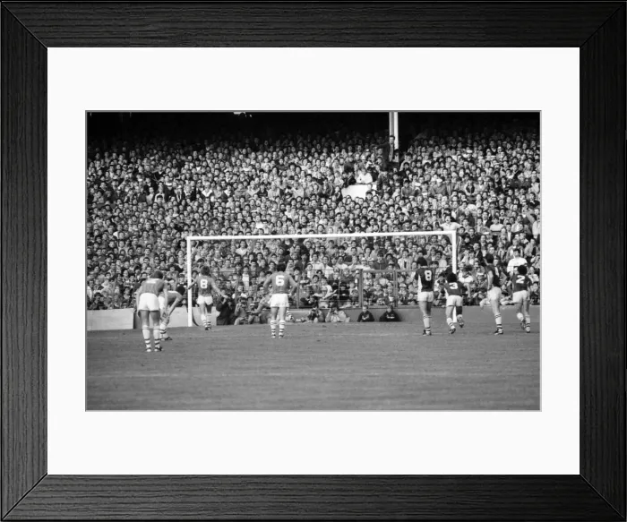 Framed Print : Everton v. Aston Villa. October 1984 MF18-01-011 The final score was a two one Framed Print : Everton v. Aston Villa. October 1984 MF18-01-011 The final score was a two one