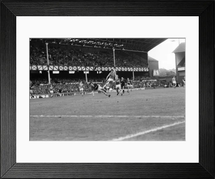 Framed Print : Everton v. Aston Villa. October 1984 MF18-01-021 The final score was a two one Framed Print : Everton v. Aston Villa. October 1984 MF18-01-021 The final score was a two one