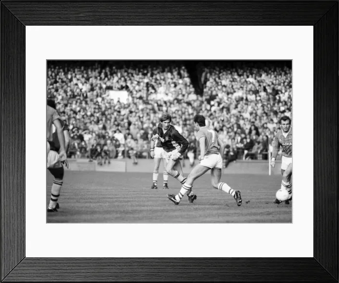 Framed Print : Everton v. Aston Villa. October 1984 MF18-01-012 The final score was a two one victory to Framed Print : Everton v. Aston Villa. October 1984 MF18-01-012 The final score was a two one victory to