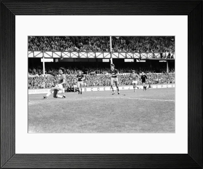 Framed Print : Everton v. Aston Villa. October 1984 MF18-01-047 The final score was a two one Framed Print : Everton v. Aston Villa. October 1984 MF18-01-047 The final score was a two one