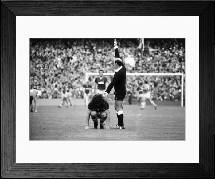 Framed Print : Everton v. Aston Villa. October 1984 MF18-01-026 The final score was a two one Framed Print : Everton v. Aston Villa. October 1984 MF18-01-026 The final score was a two one