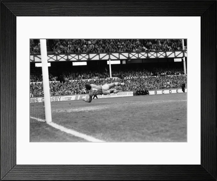 Framed Print : Everton v. Aston Villa. October 1984 MF18-01-022 The final score was a two one Framed Print : Everton v. Aston Villa. October 1984 MF18-01-022 The final score was a two one