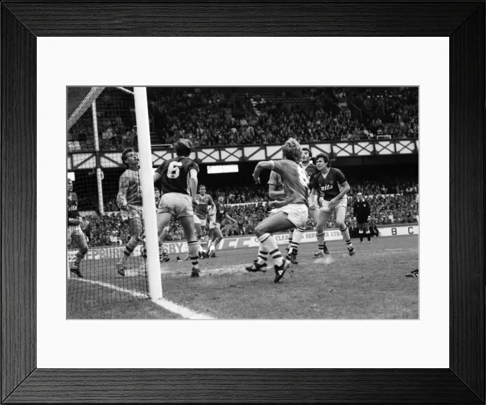 Framed Print : Everton v. Aston Villa. October 1984 MF18-01-052 The final score was a two one Framed Print : Everton v. Aston Villa. October 1984 MF18-01-052 The final score was a two one