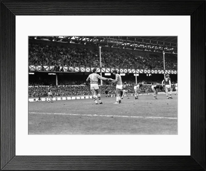 Framed Print : Everton v. Aston Villa. October 1984 MF18-01-023 The final score was a two one Framed Print : Everton v. Aston Villa. October 1984 MF18-01-023 The final score was a two one