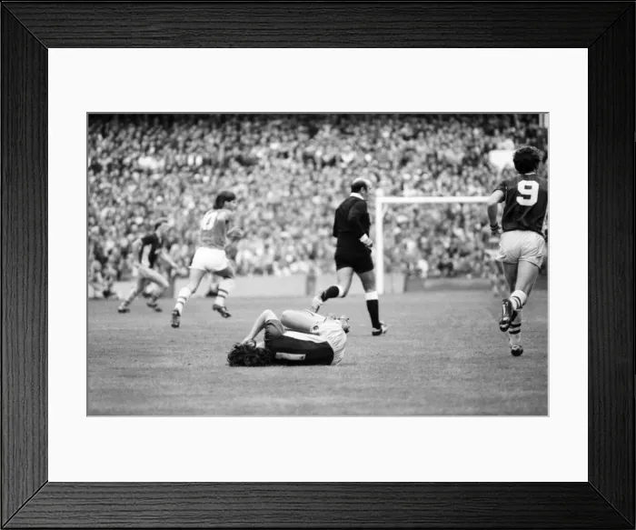 Framed Print : Everton v. Aston Villa. October 1984 MF18-01-005 The final score was a two one