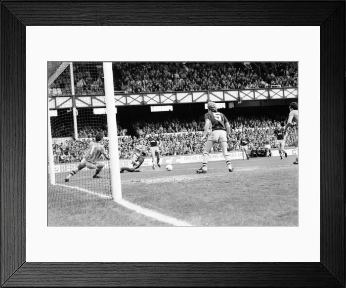 Framed Print : Everton v. Aston Villa. October 1984 MF18-01-046 The final score was a two one Framed Print : Everton v. Aston Villa. October 1984 MF18-01-046 The final score was a two one