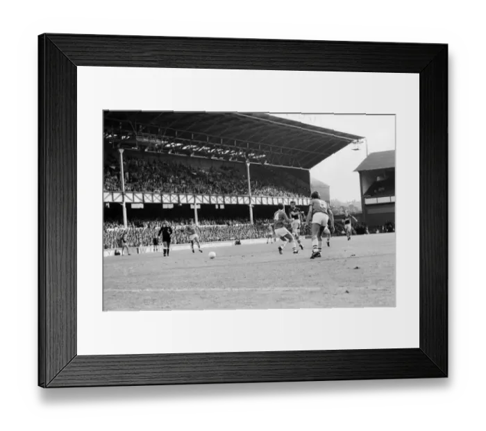 Framed Print : Everton v. Aston Villa. October 1984 MF18-01-032 The final score was a two one Framed Print : Everton v. Aston Villa. October 1984 MF18-01-032 The final score was a two one