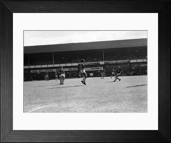 Framed Print : Everton v. Aston Villa. October 1984 MF18-01-034 The final score was a two one Framed Print : Everton v. Aston Villa. October 1984 MF18-01-034 The final score was a two one