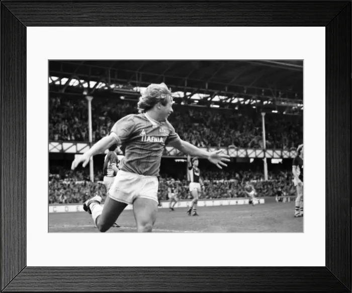 Framed Print : Everton v. Aston Villa. October 1984 MF18-01-037 The final score was a two one Framed Print : Everton v. Aston Villa. October 1984 MF18-01-037 The final score was a two one