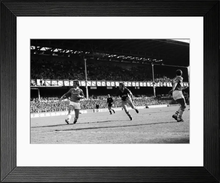 Framed Print : Everton v. Aston Villa. October 1984 MF18-01-030 The final score was a two one