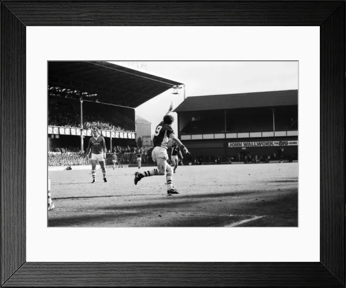 Framed Print : Everton v. Aston Villa. October 1984 MF18-01-018 The final score was a two one