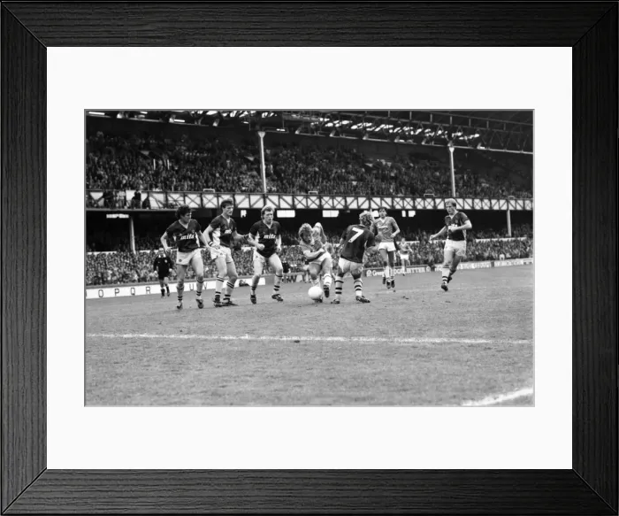 Framed Print : Everton v. Aston Villa. October 1984 MF18-01-051 The final score was a two one Framed Print : Everton v. Aston Villa. October 1984 MF18-01-051 The final score was a two one