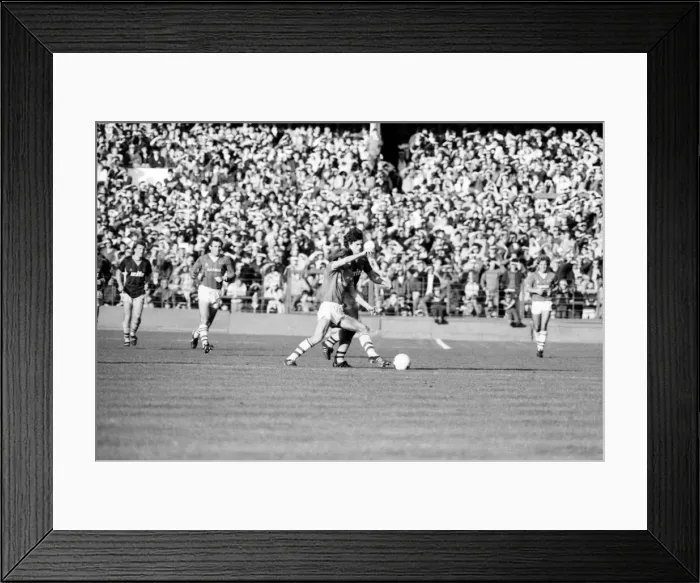Framed Print : Everton v. Aston Villa. October 1984 MF18-01-015 The final score was a two one