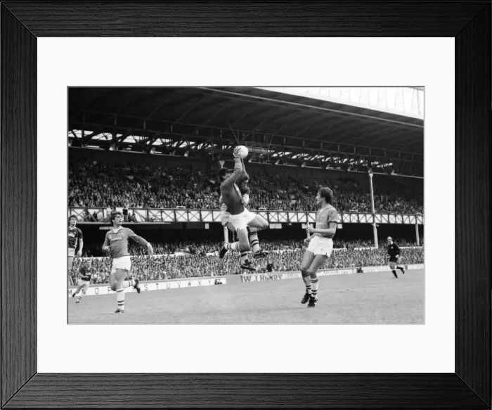 Framed Print : Everton v. Aston Villa. October 1984 MF18-01 The final score was a two one Framed Print : Everton v. Aston Villa. October 1984 MF18-01 The final score was a two one